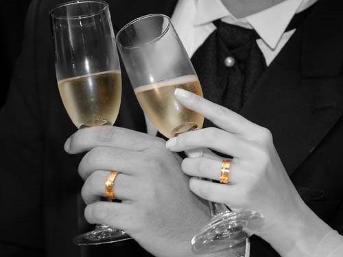 Os noivos brindam com champagne